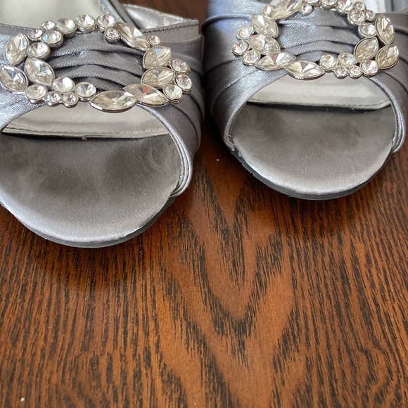 WOMEN’S Nina gray wedges size 8M rhinestones satin - Picture 9 of 11
